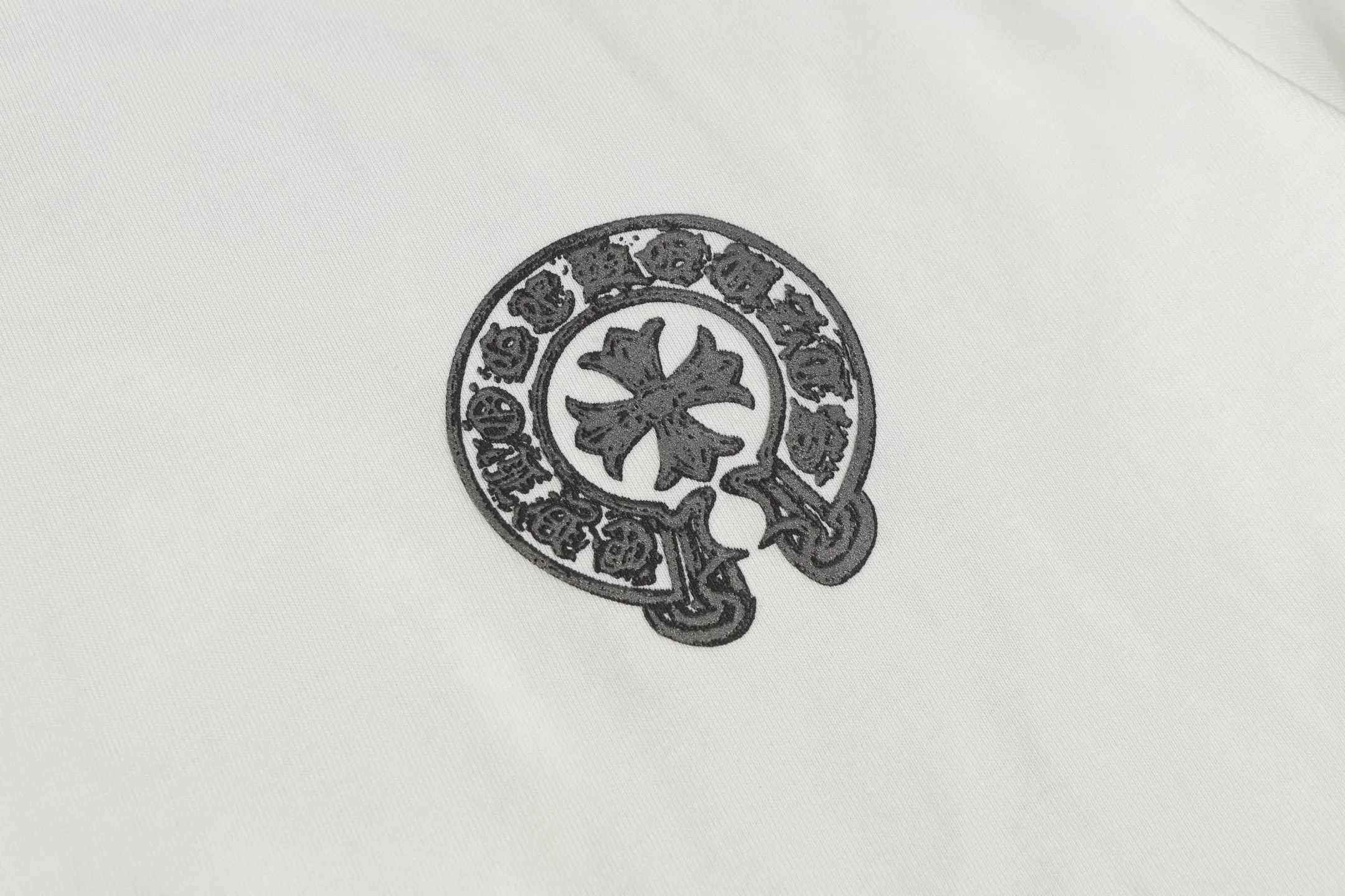 P170 Chrome Hearts CH Chrome Hearts Sanskrit cross printed short-sleeved T-shirt Printed by direct injection imported machine Hardware and accessories are all milled and customized Correctly configured Black 2025 Chrome Hearts authentic packaging 280 grams of custom-dyed double-yarn cotton Large version Loose and stylish Differentiated from lower versions, slim and long version with upper body and lower hips 100% commitment: top quality No fast food The highest version on the market Top quality - different from the ordinary versions on the market If you care about quality You must also respect the price. Absolutely zero after-sales service. The return rate so far is 0. It’s hard not to love the style. - 280g double yarn cotton custom-dyed fabric. - Correct high-density main mark. Washed tag. Hand-sewn.